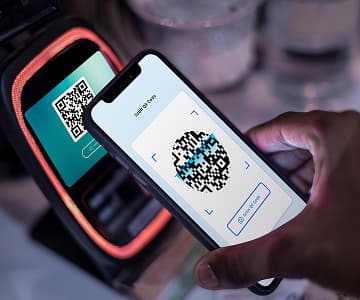 Cashless payment terminal with QR code