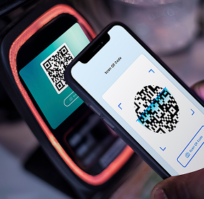 Cashless payment terminal with QR code